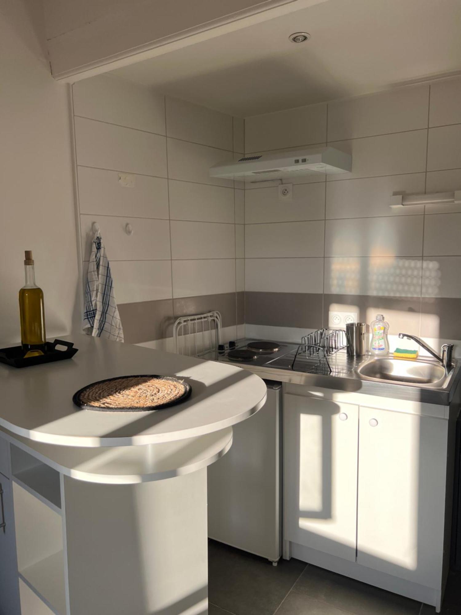 Cosy Studio Hyper Centre Avec Kitchenette & Climatisation Carpentras Exterior photo